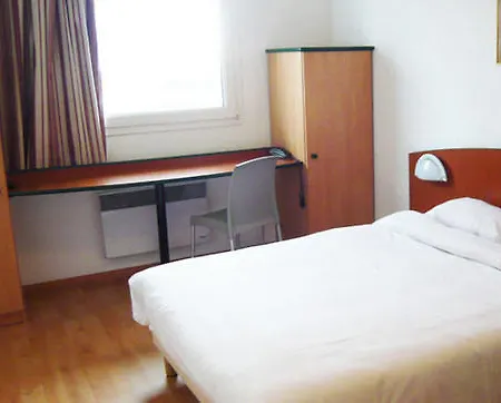 Centre Aparthotel 3*