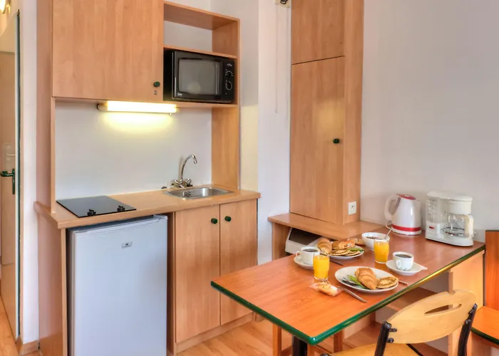 Centre Aparthotel 3*